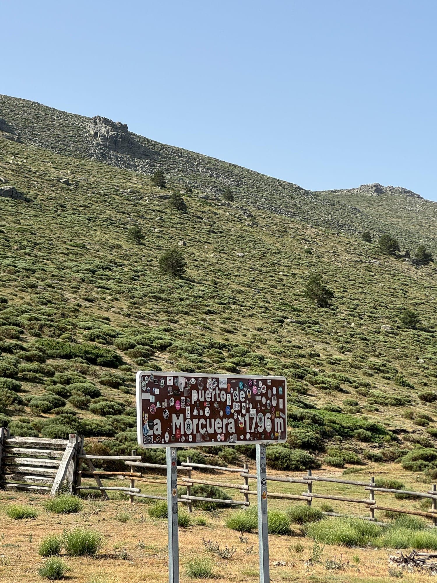 Cartel del puerto de la Morcuera, a 1.796 metros, con la sierra al fondo