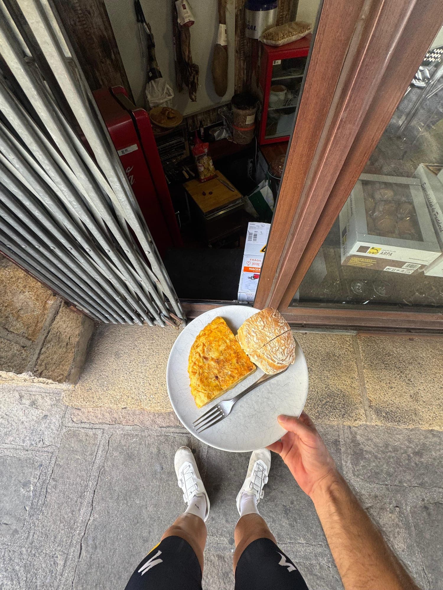Plato con tortilla de patata y pan en la puerta de un bar de pueblo